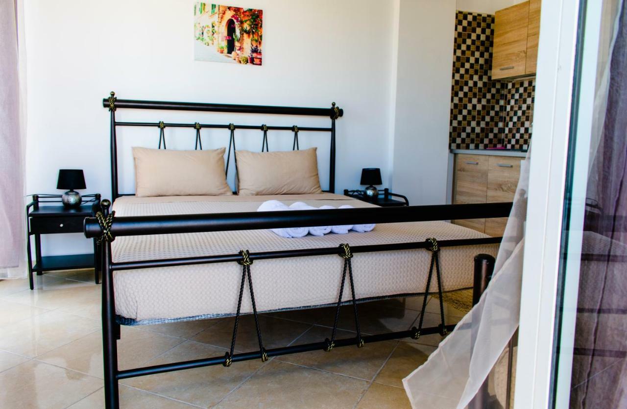Nikolakakis Rooms Lavrio 外观 照片